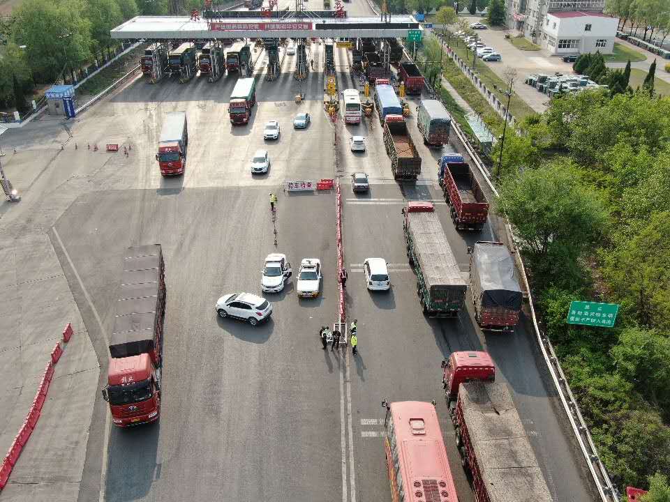 3044am永利无人机飞手配合高速交警抓拍违章 保障高速公路交